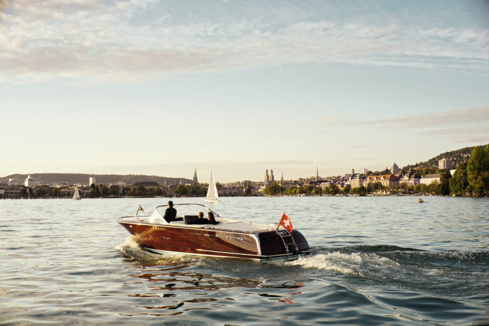 ST 3x2 Hotel Alex boat with Zurich in the background 60461